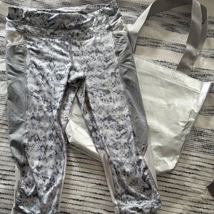 Athleta Gray Patterned Capri Leggings - S
